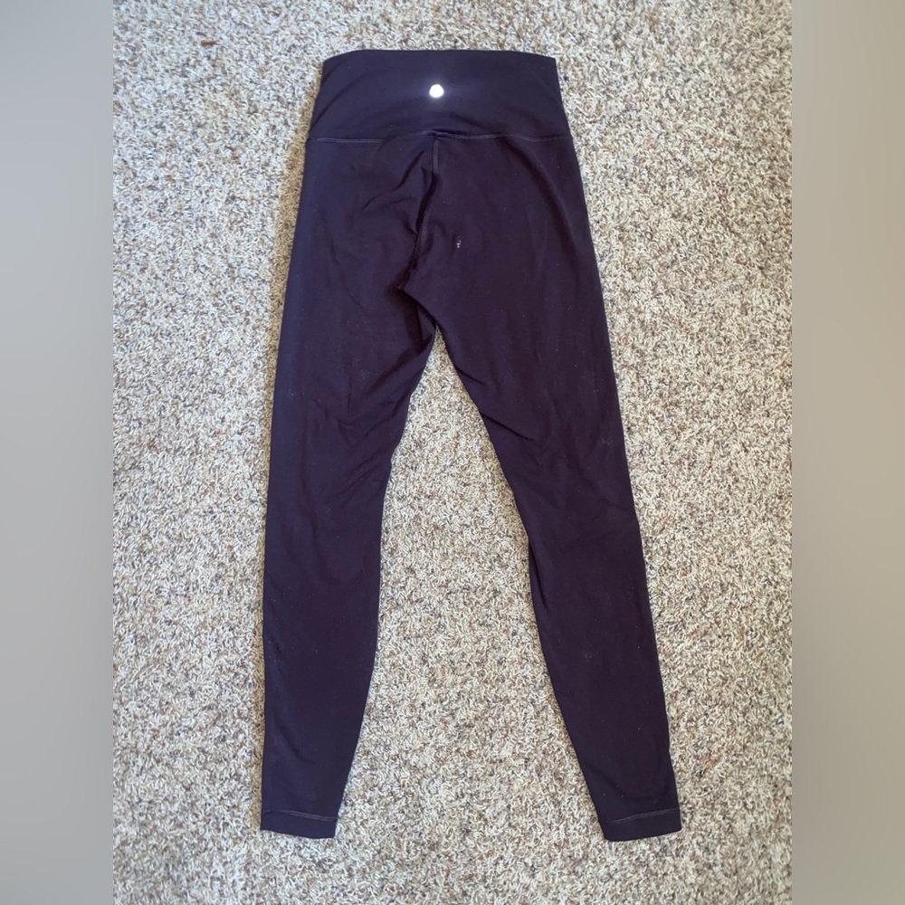 Lulu lemon leggings. I am not sure what kind they are but they’re not aligns.